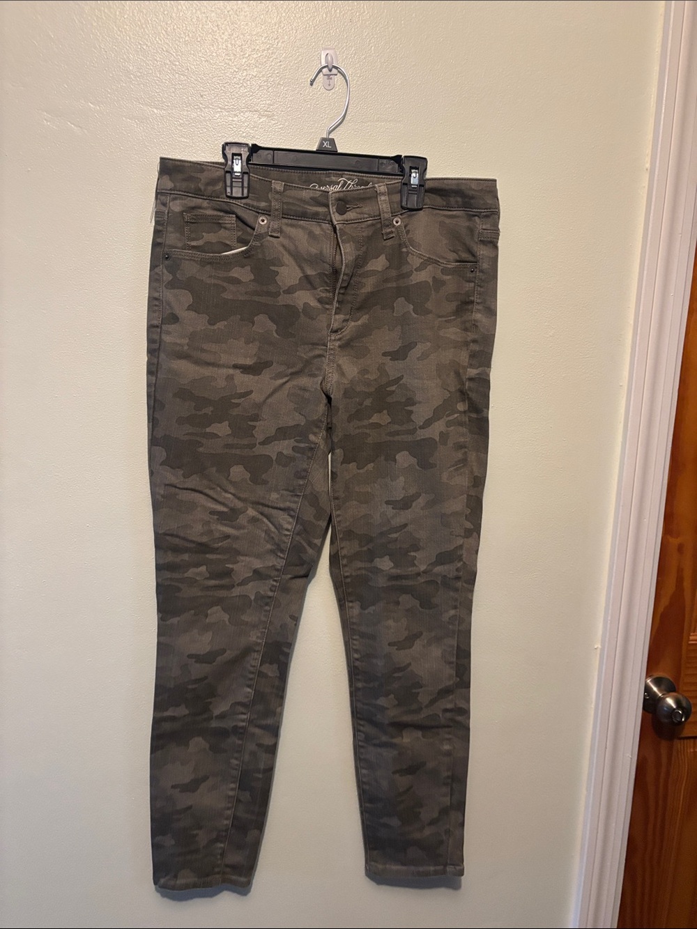 Universal Thread Women's Camo Skinny Jeans - Olive